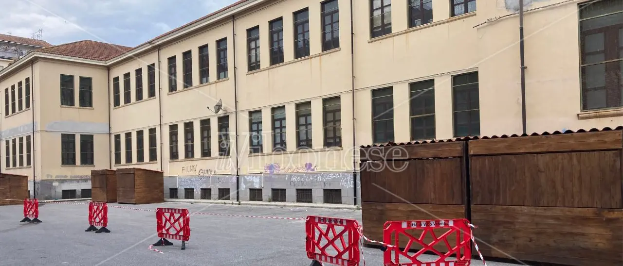 Mercato coperto a Vibo, Rifondazione comunista incalza il Comune: «Lavoratori ancora esposti a pioggia e sole e bagni non dignitosi»