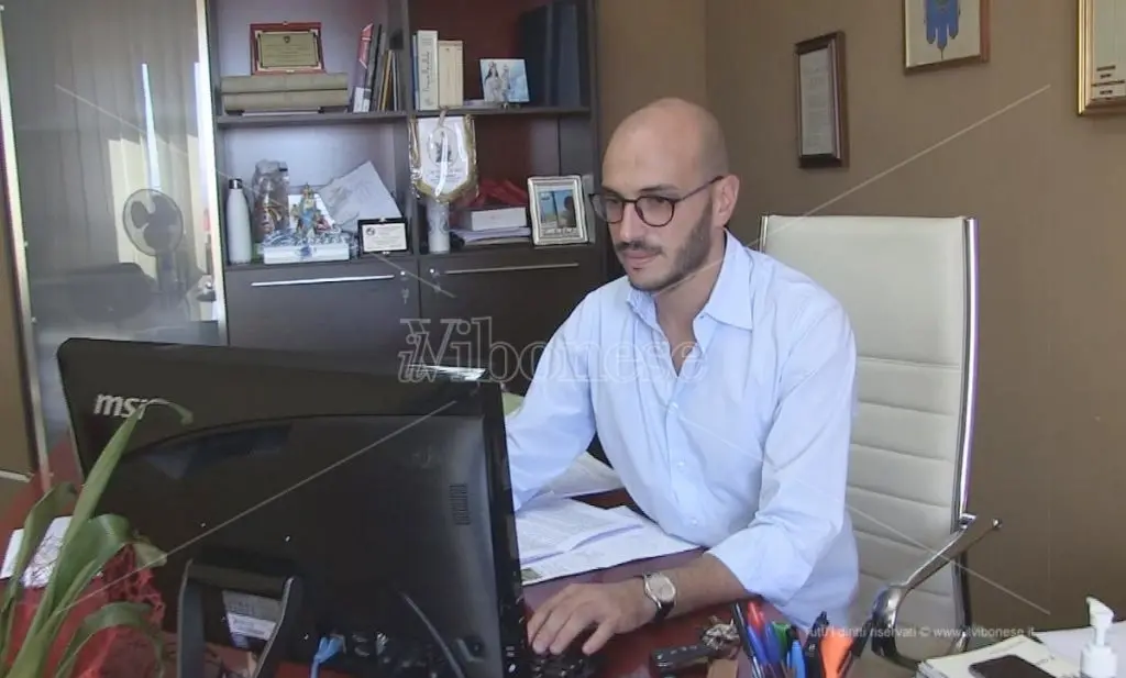 Mettete viole nei vostri cannoni, il sindaco Signoretta in viaggio verso Kiev con i fiori simbolo di Ionadi: «Le pianteremo in Ucraina»