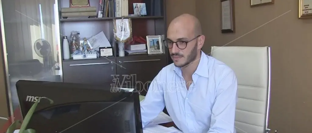 Mettete viole nei vostri cannoni, il sindaco Signoretta in viaggio verso Kiev con i fiori simbolo di Ionadi: «Le pianteremo in Ucraina»