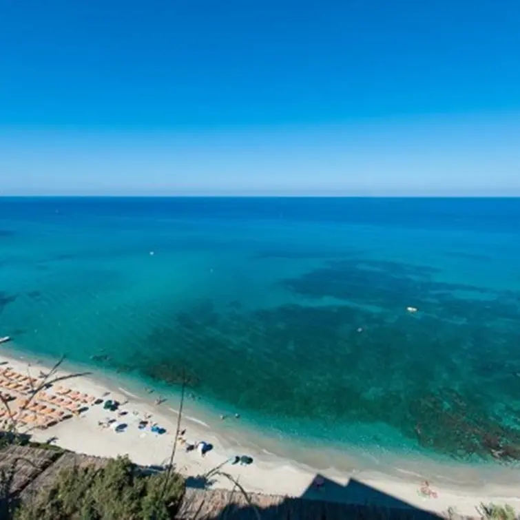 Ricadi, opere abusive a mare e in spiaggia al servizio di un villaggio: scatta il sequestro