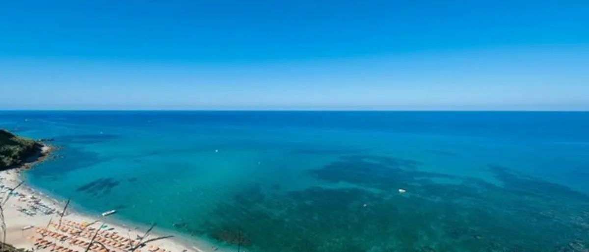 Ricadi, opere abusive a mare e in spiaggia al servizio di un villaggio: scatta il sequestro
