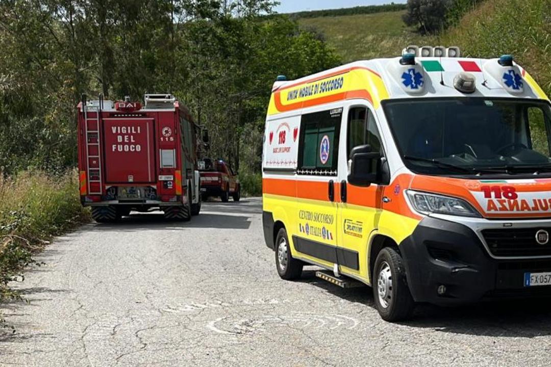 Si ribalta con il trattore e muore schiacciato a 42 anni: tragedia ...