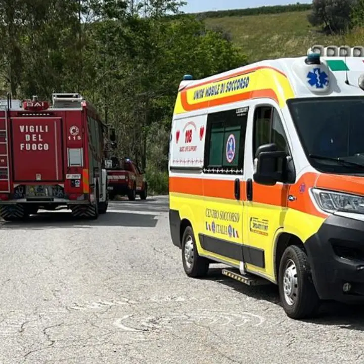 Si ribalta con il trattore e muore schiacciato a 42 anni: tragedia nelle campagne di Mileto
