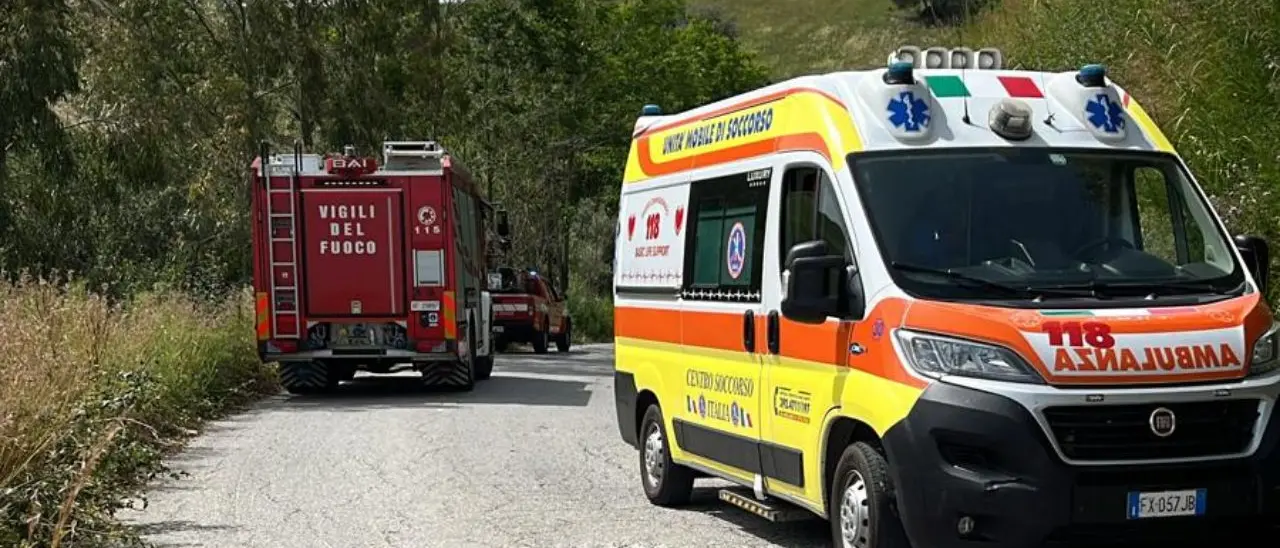 Si ribalta con il trattore e muore schiacciato a 42 anni: tragedia nelle campagne di Mileto