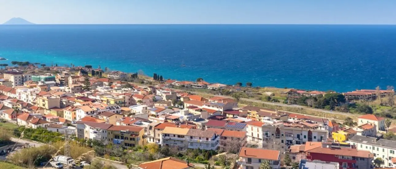 «Parghelia è fatta, ci manca solo l'acqua e la corrente elettrica»: dopo 120 anni dallo storico terremoto del 1905 torna in voga questa frase