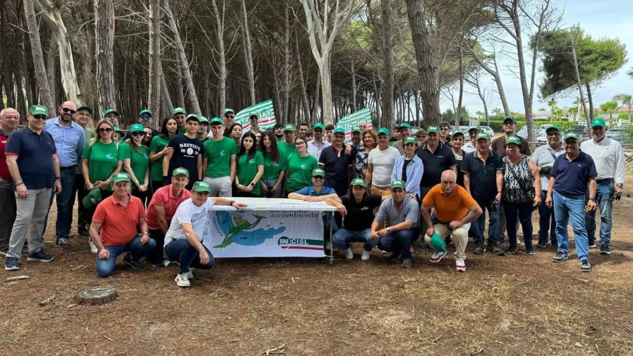 Pizzo, volontari ripuliscono la spiaggia di Colamaio: l'iniziativa organizzata dalla Fai Cisl