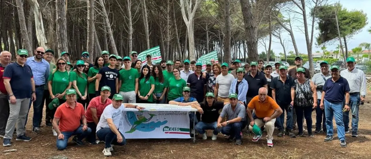 Pizzo, volontari ripuliscono la spiaggia di Colamaio: l'iniziativa organizzata dalla Fai Cisl