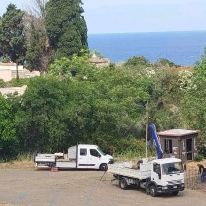 Tropea, l’ex consigliere Piserà contro l’antenna vicino al cimitero: «Dannosa per la salute»