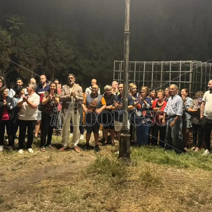 Protesta a Tropea, un “fortino” di auto per impedire la costruzione dell’antenna telefonica