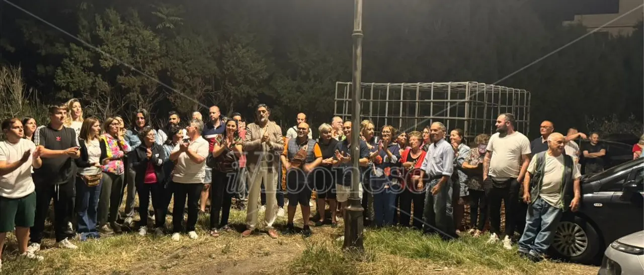 Protesta a Tropea, un “fortino” di auto per impedire la costruzione dell’antenna telefonica