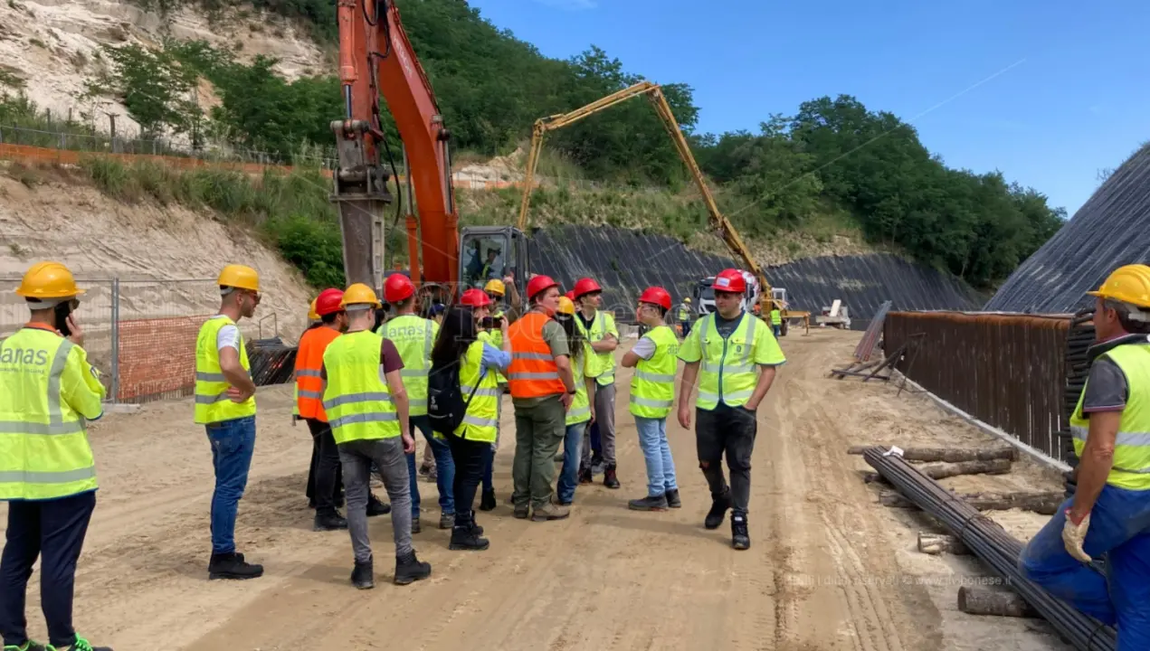 Trasversale delle Serre, gli studenti dell’Einaudi a lezione nel cantiere del lotto di Vazzano -Video