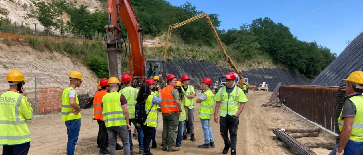 Trasversale delle Serre, gli studenti dell’Einaudi a lezione nel cantiere del lotto di Vazzano -Video