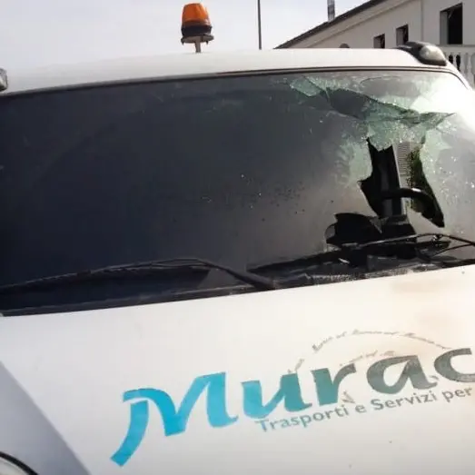 Mileto, camion della spazzatura va a fuoco durante la raccolta porta a porta