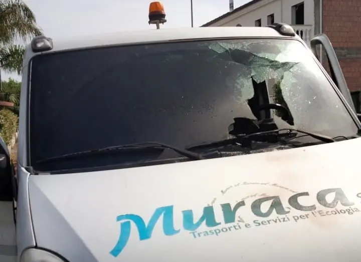 Mileto, camion della spazzatura va a fuoco durante la raccolta porta a porta