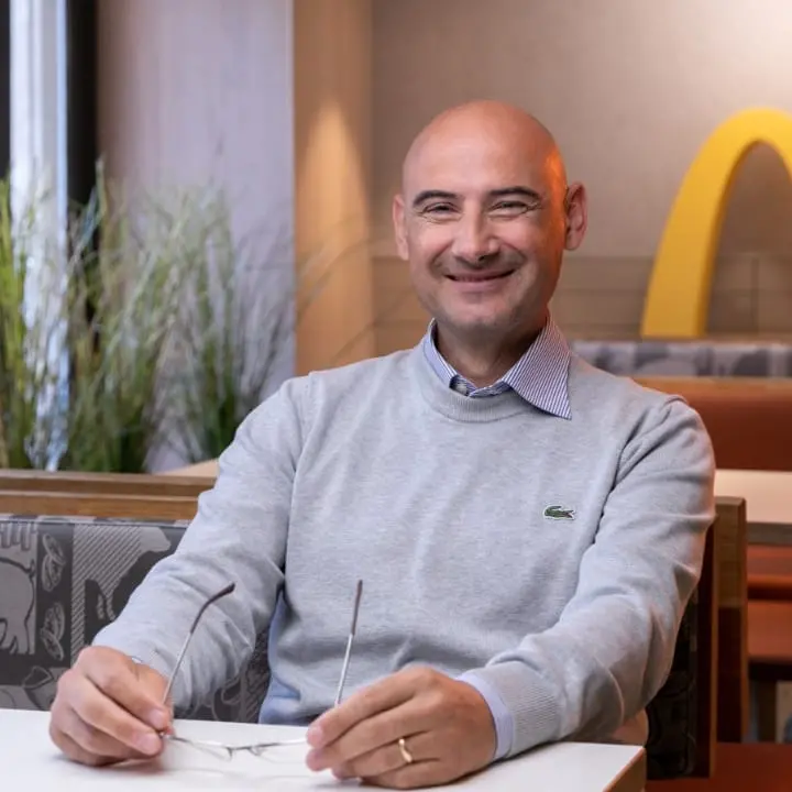 Entra per mangiare un panino e dopo 20 anni diventa proprietario di tre McDonald’s (uno a Vibo): la storia di Sergio