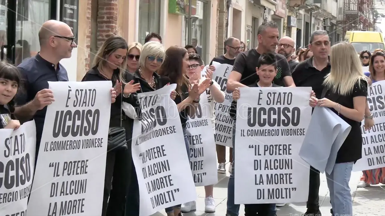 «Avete ucciso il commercio a Vibo», la protesta dei negozianti scuote la vigilia delle elezioni - Video