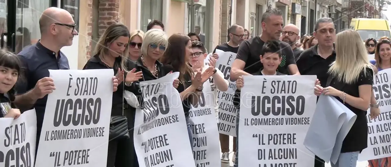 «Avete ucciso il commercio a Vibo», la protesta dei negozianti scuote la vigilia delle elezioni - Video