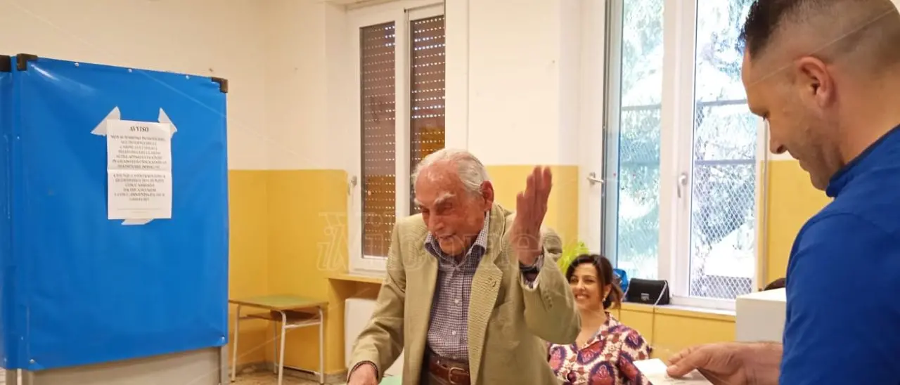 Vibo, la lezione di democrazia di Antonio: al seggio a 101 anni, la prima volta ha votato per scegliere tra Repubblica e Monarchia -Video