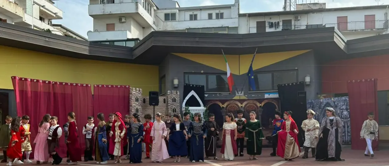 Tropea, i bambini della scuola primaria portano in scena “Romeo e Giulietta”