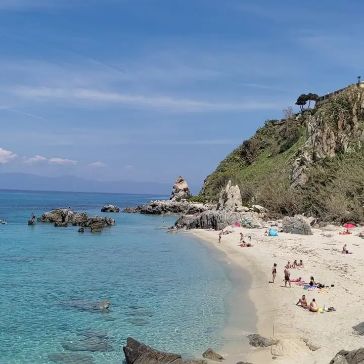 Estate a Parghelia, il Comune attiva un servizio di sorveglianza e salvataggio sulle spiagge insignite con la Bandiera blu
