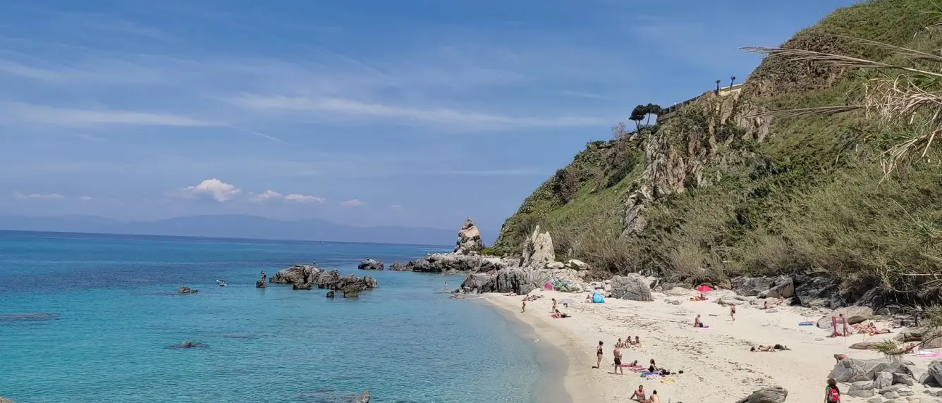 Estate a Parghelia, il Comune attiva un servizio di sorveglianza e salvataggio sulle spiagge insignite con la Bandiera blu