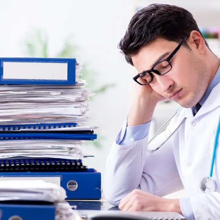 Il medico non parla (bene) italiano, il pc non c'è e all’ufficio ticket accettano solo contanti: l’odissea di una paziente vibonese