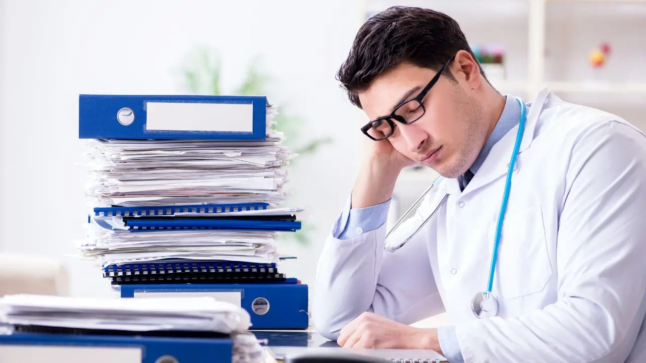 Il medico non parla (bene) italiano, il pc non c'è e all’ufficio ticket accettano solo contanti: l’odissea di una paziente vibonese