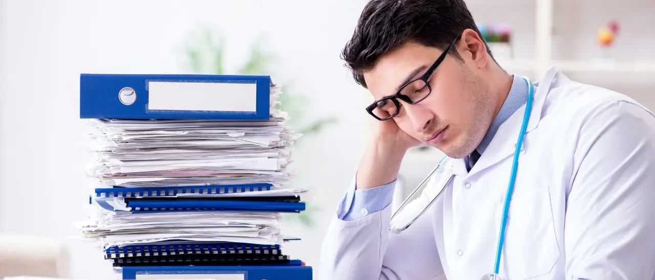 Il medico non parla (bene) italiano, il pc non c'è e all’ufficio ticket accettano solo contanti: l’odissea di una paziente vibonese