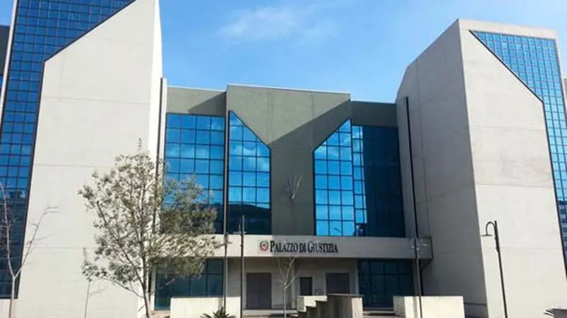 Violenza sulle donne, il 25 novembre il nuovo Tribunale di Vibo s'illuminerà di rosso