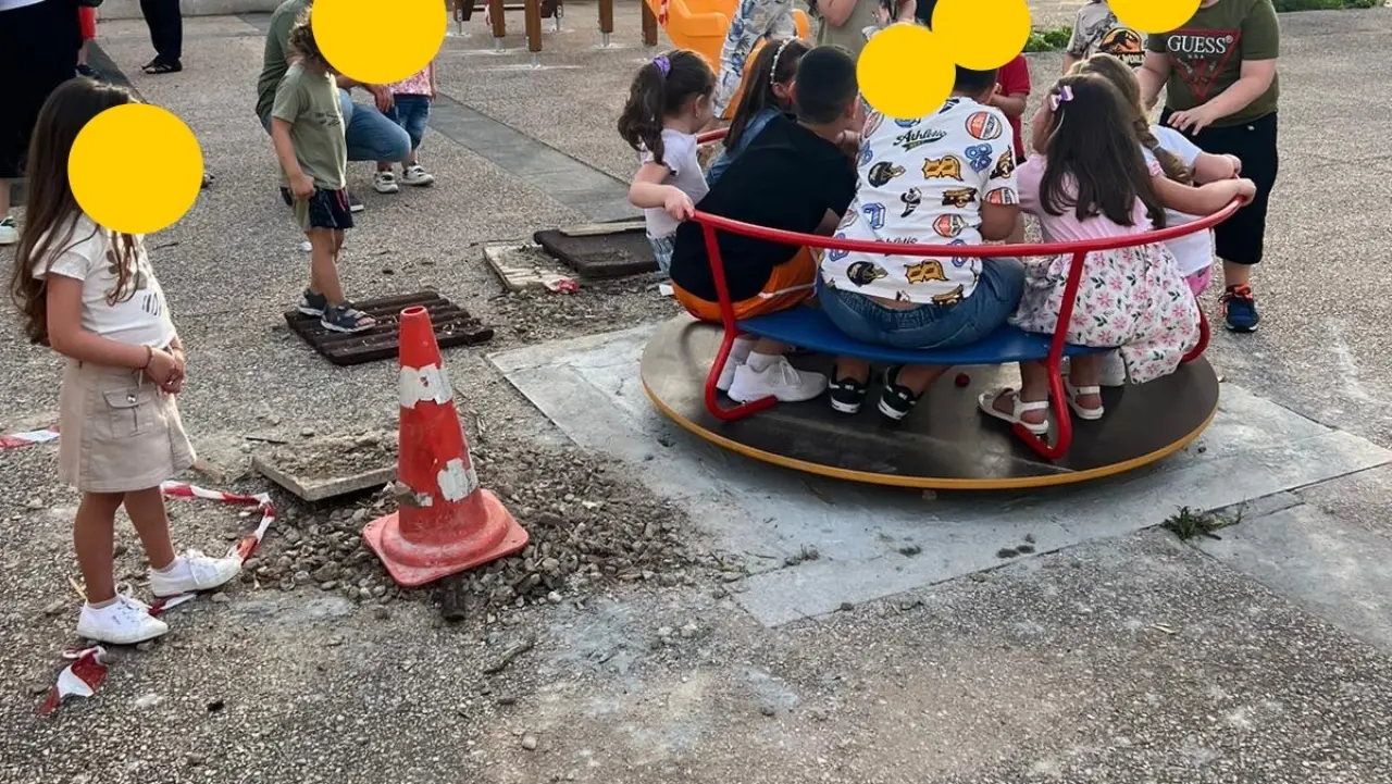 Area giochi fatiscente a Ricadi, l'opposizione: «Giostre rotte, calcinacci e immondizia». Bimbi feriti durante la Messa all'aperto