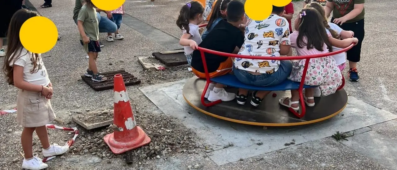 Area giochi fatiscente a Ricadi, l'opposizione: «Giostre rotte, calcinacci e immondizia». Bimbi feriti durante la Messa all'aperto