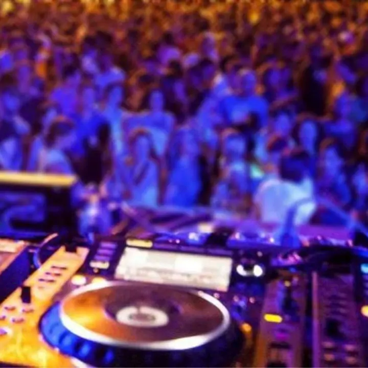 Movida estiva a Vibo, stop a musica e spettacoli entro l'una di notte: il Comune fissa i limiti con orari e sanzioni fino a 5mila euro