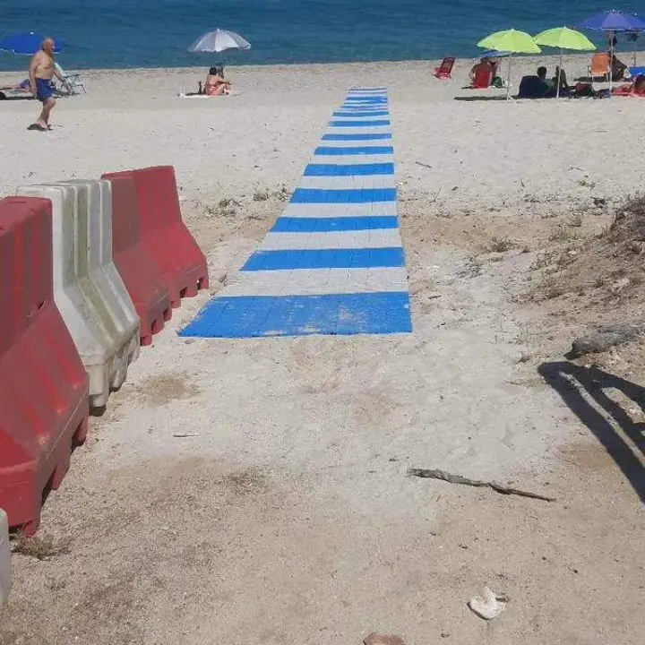 Estate ma non per tutti, l’appello di un disabile: «Nel Vibonese spiagge ancora poco accessibili. Il mare? Lo guardo da lontano»