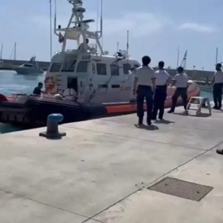 Naufragio di migranti nelle acque del Mediterraneo, 50 i dispersi. Sopravvissuti condotti a Roccella: c'è una donna morta - Video