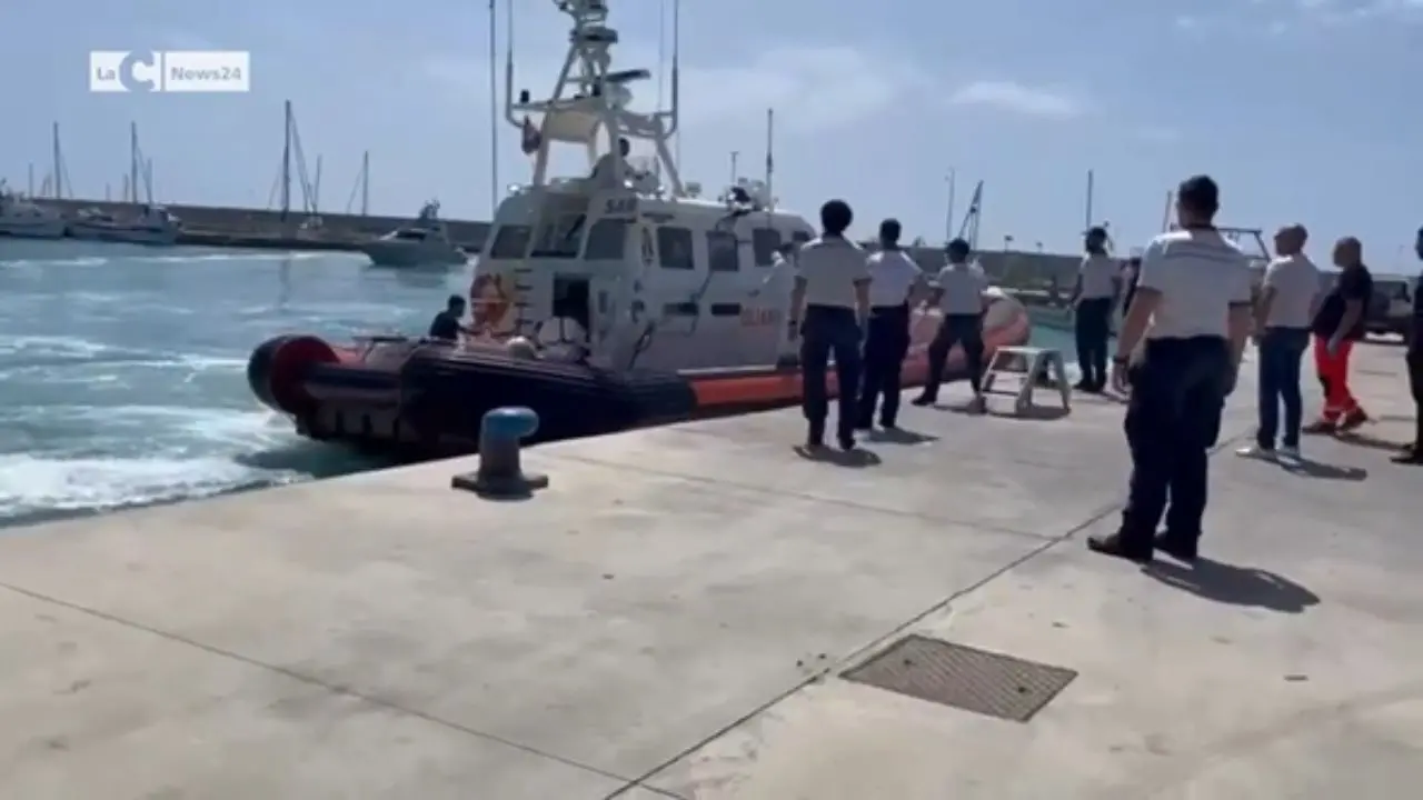 Naufragio di migranti nelle acque del Mediterraneo, 50 i dispersi. Sopravvissuti condotti a Roccella: c'è una donna morta - Video