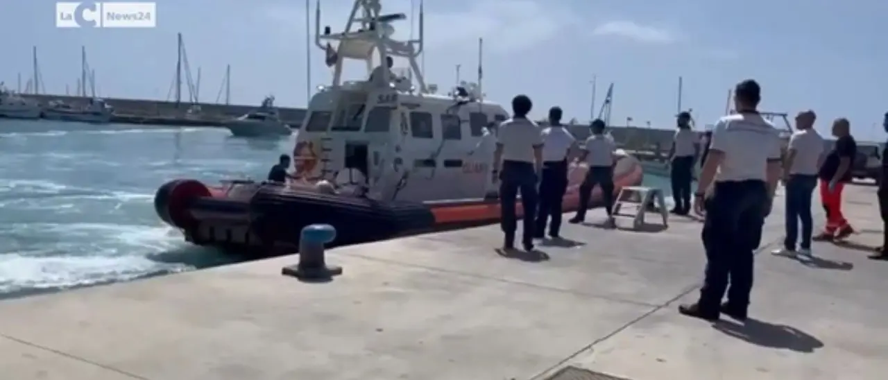 Naufragio di migranti nelle acque del Mediterraneo, 50 i dispersi. Sopravvissuti condotti a Roccella: c'è una donna morta - Video