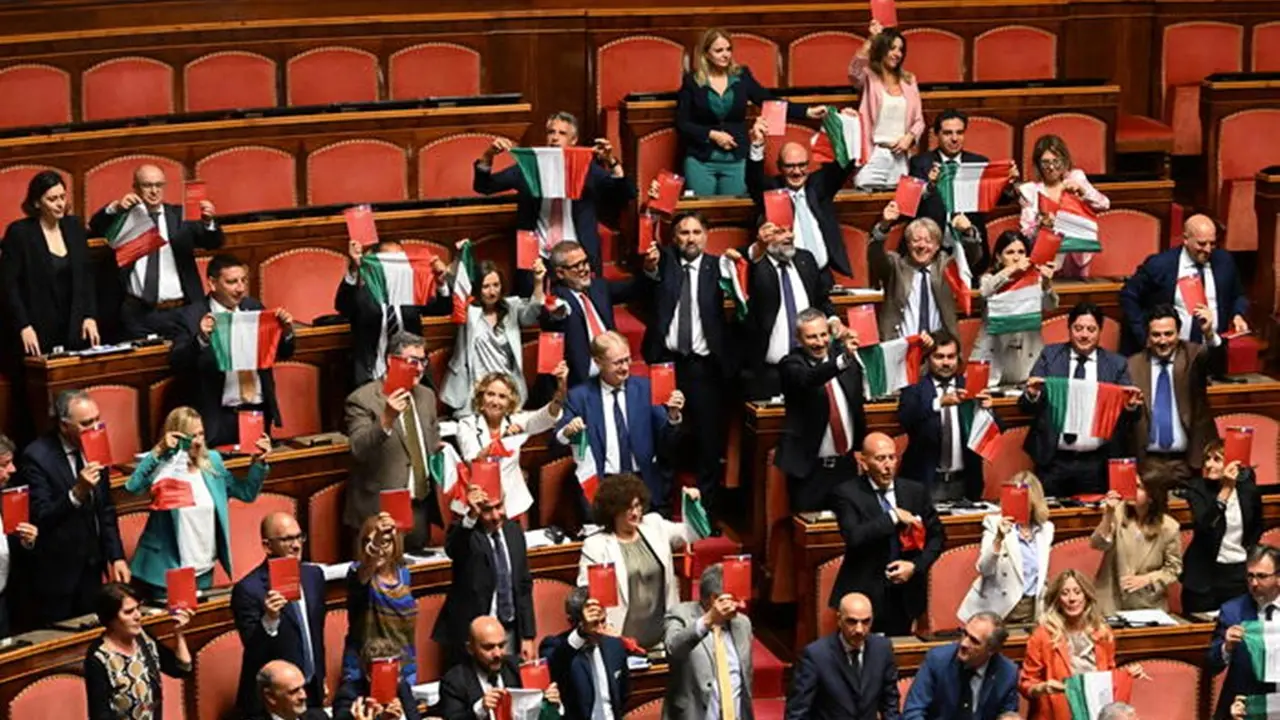 Reazioni bipartisan con bandiere tricolori e costituzioni al termine del voto sul Premierato presso l\\u2019aula del Senato. Roma, 18 giugno 2024. ANSA/CLAUDIO PERI , ANSA