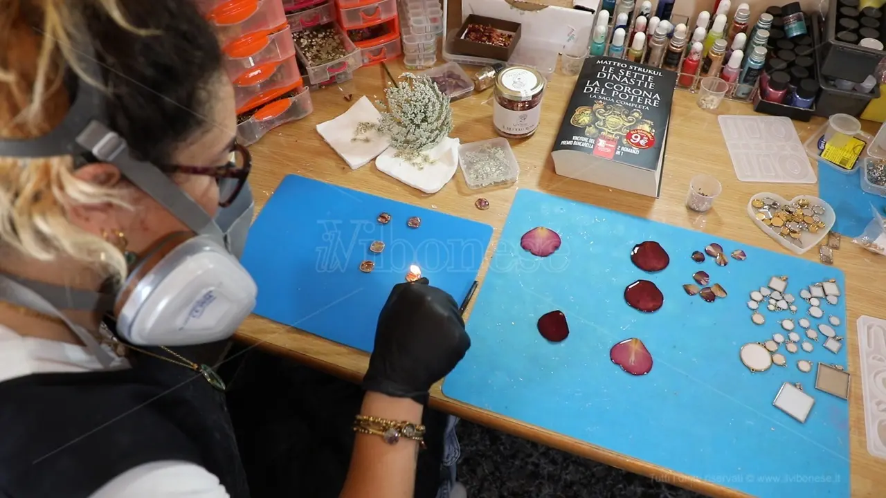 L’artista vibonese che produce gioielli con i fiori: la passione di Adriana a LaC Storie - Video