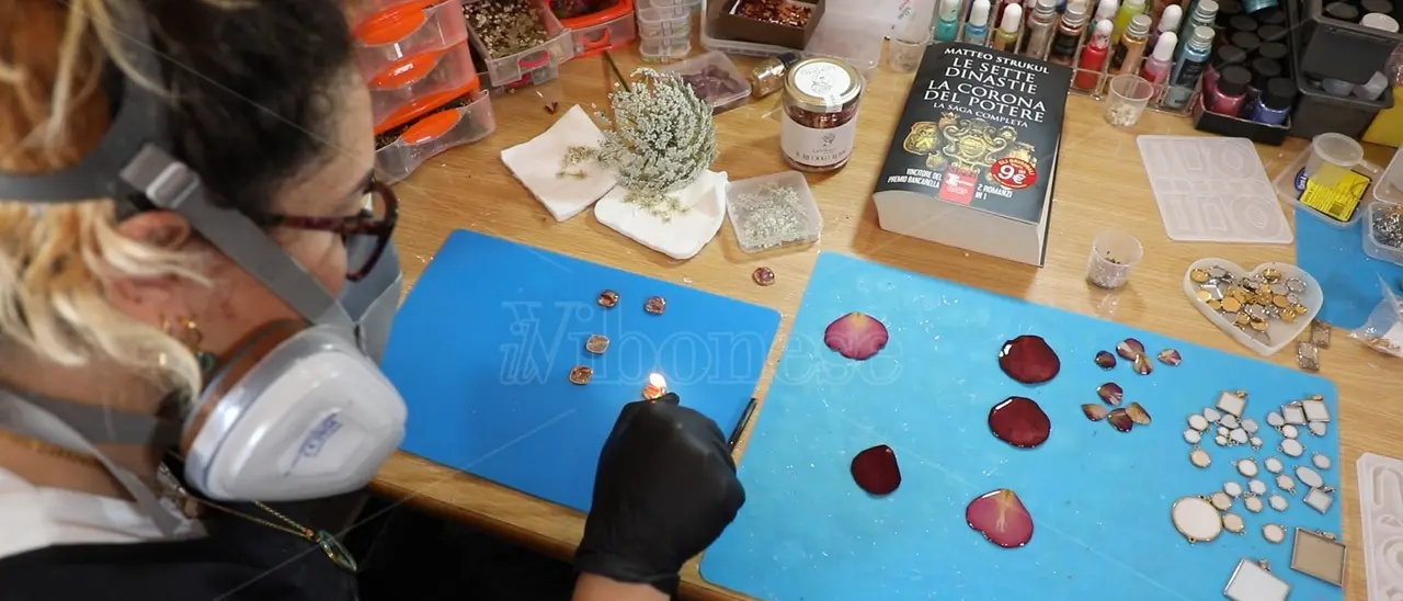 L’artista vibonese che produce gioielli con i fiori: la passione di Adriana a LaC Storie - Video