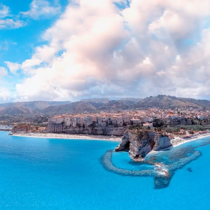 Tropea, progetto di promozione turistica da 70mila euro approvato in poche ore senza gara: tutti i dubbi