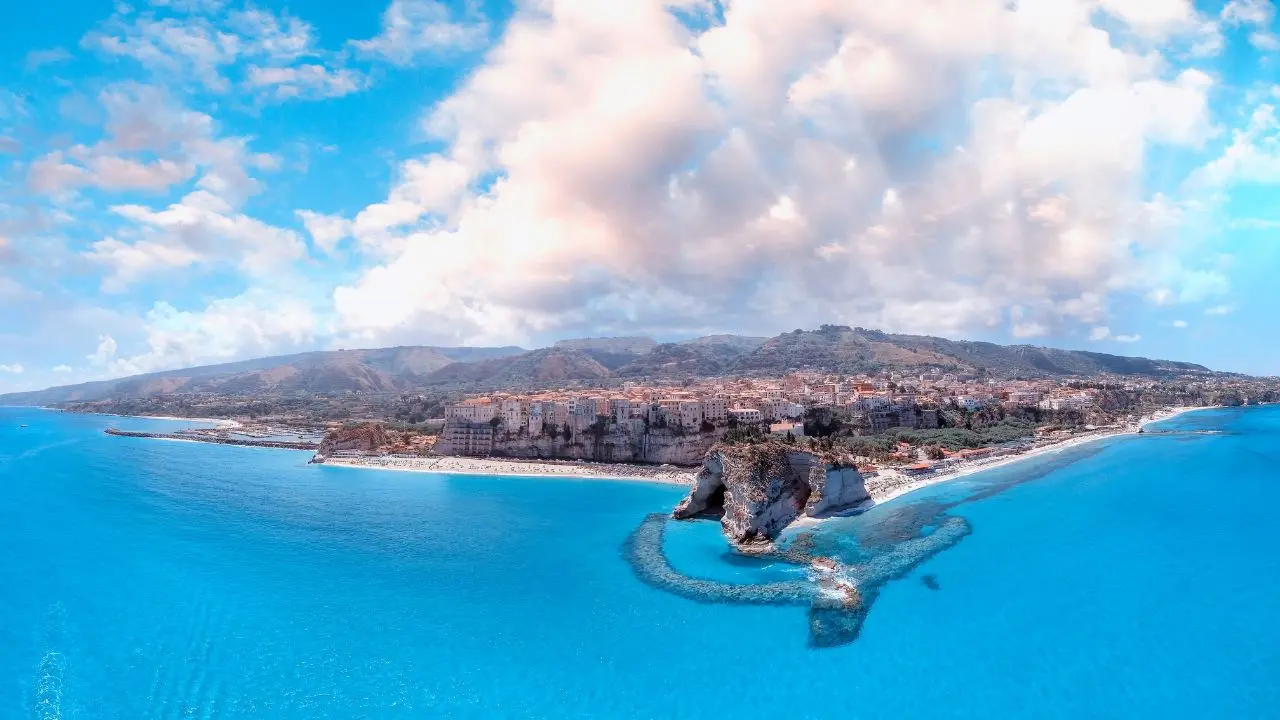 Tropea, progetto di promozione turistica da 70mila euro approvato in poche ore senza gara: tutti i dubbi