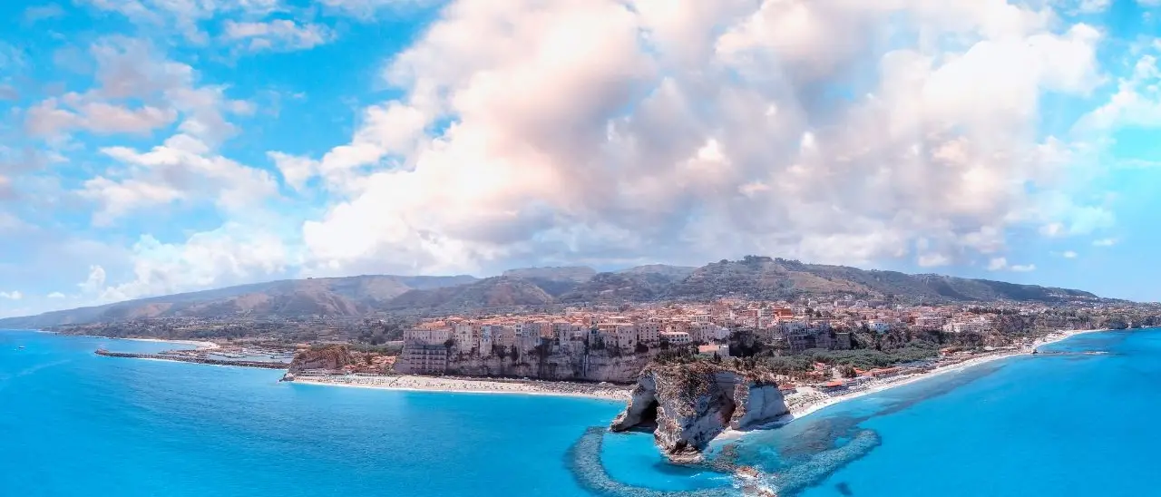 Tropea, progetto di promozione turistica da 70mila euro approvato in poche ore senza gara: tutti i dubbi