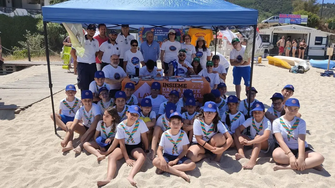 Successo in spiaggia a Parghelia per \"Il mare è la loro casa, lasciamoli liberi\"
