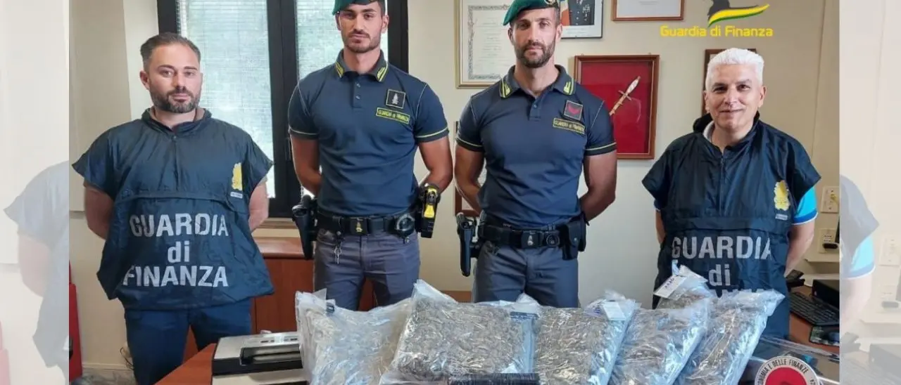 Filandari, in auto con 5 chili di marijuana tra i libri scolastici. E nella cucina di casa un chilo di coca: arrestato -Video