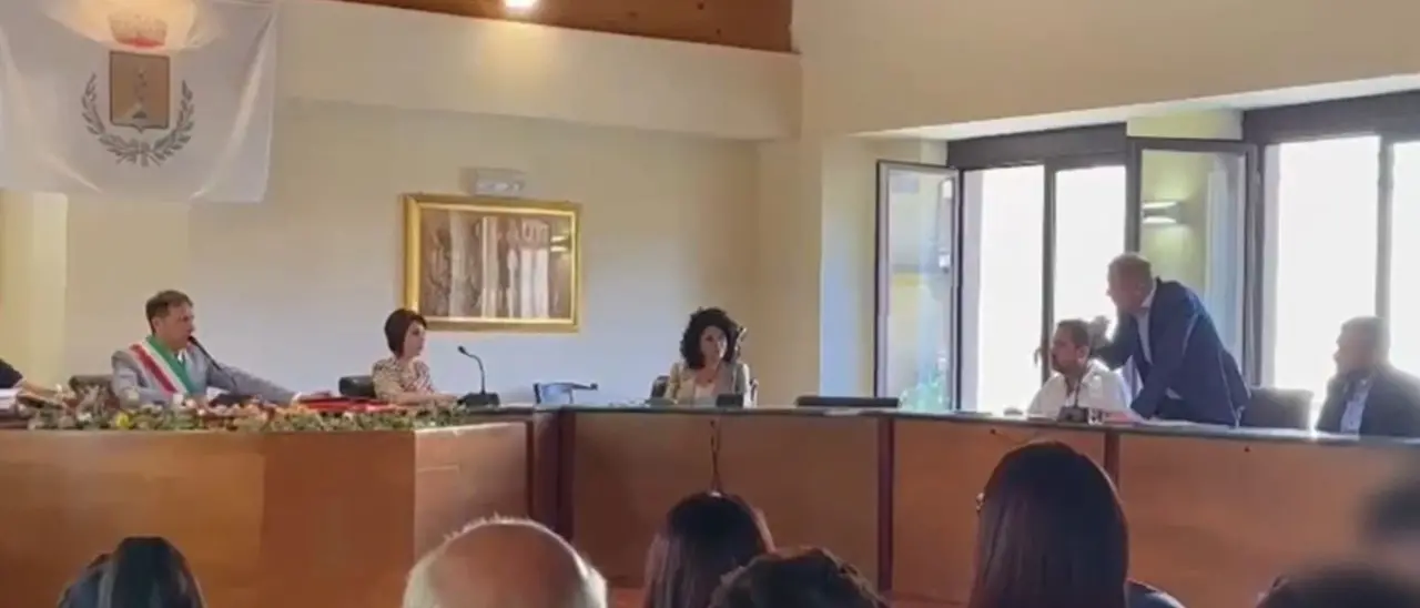Zungri, il sindaco Fiamingo replica all’opposizione dopo lo scontro in Consiglio comunale. Il VIDEO di come è andata