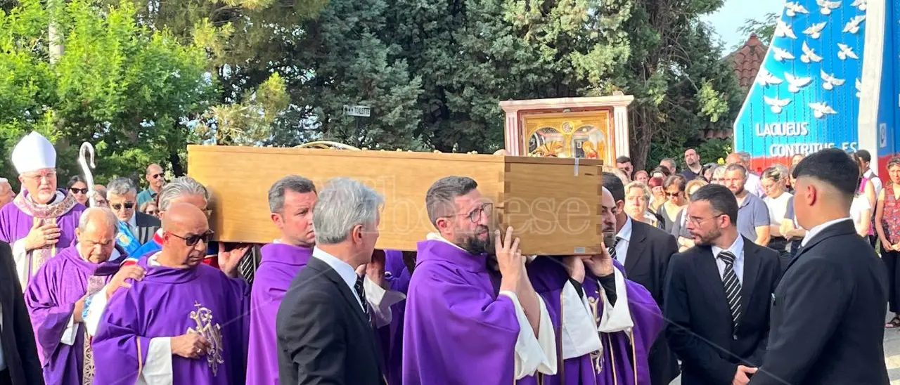 Potenzoni, grande commozione per l’ultimo saluto a padre Lorenzo. Il vescovo Nostro: «Ci ha insegnato l’entusiasmo di Dio» - VIDEO