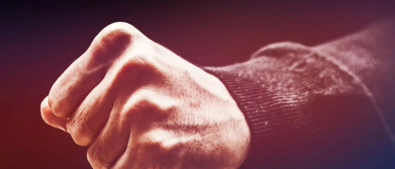 «Ma lo sai chi sono io?», e giù botte. Il pestaggio in un bar di Arena per essersi rifiutato di sedersi al tavolo coi fratelli Maiolo