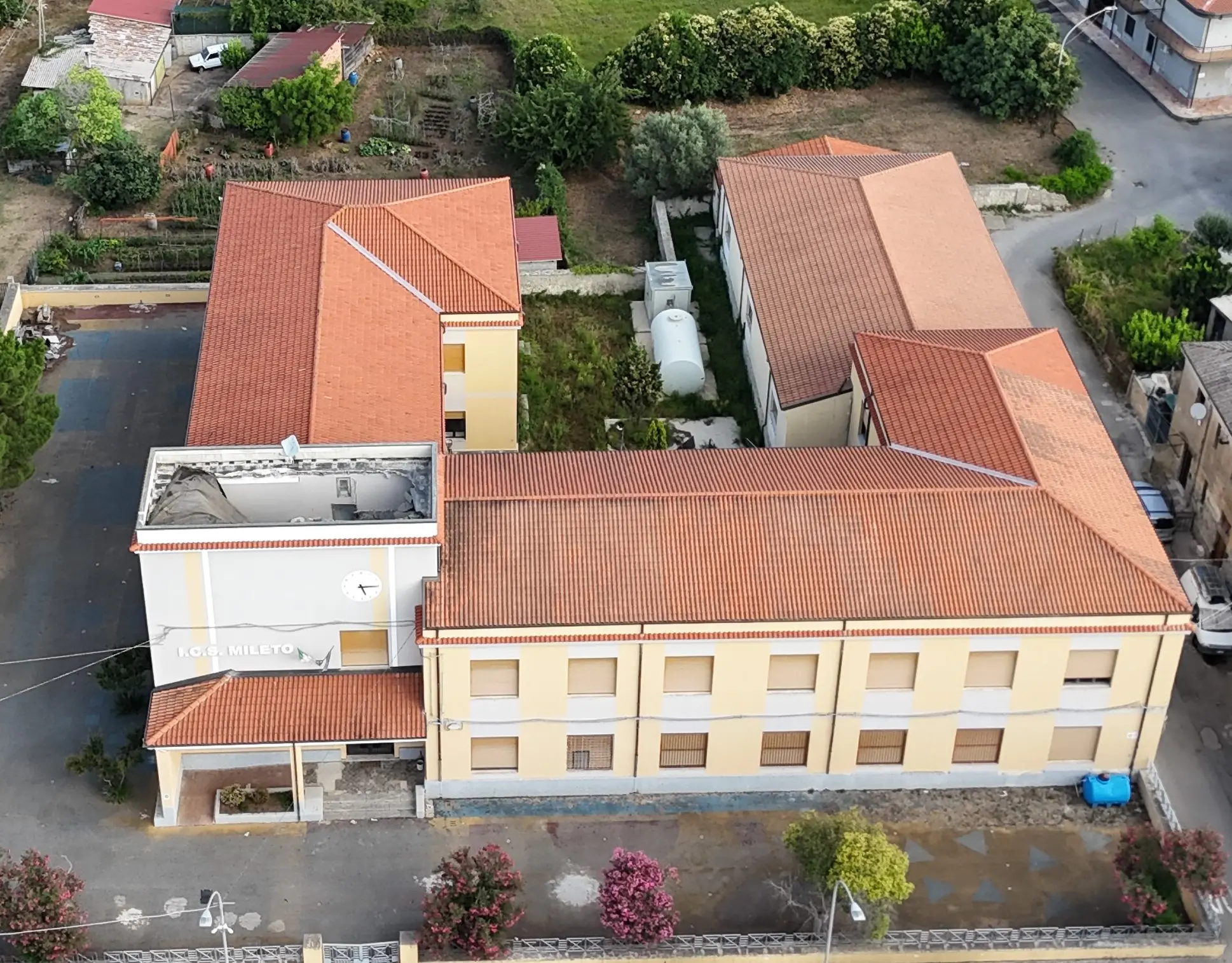 Mileto, sequestrata la scuola “Morabito” dopo il crollo del solaio. Intanto il Comune lavora sul fronte della messa in sicurezza