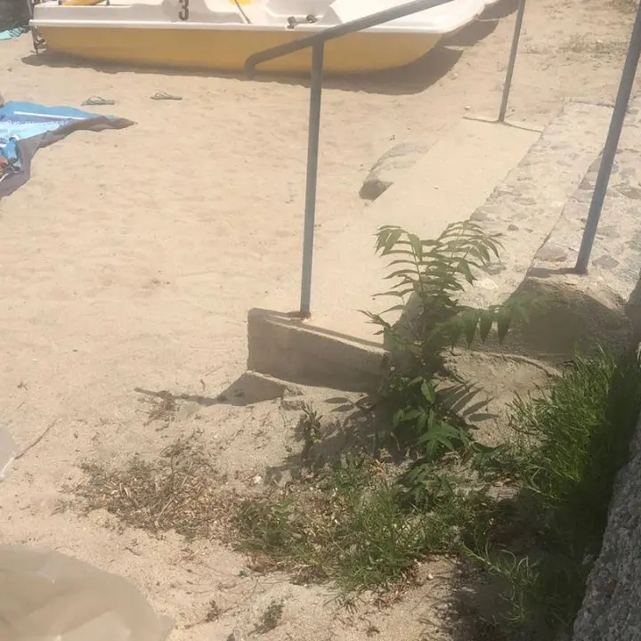 Tropea, le mareggiate “mangiano” la sabbia e accedere alla spiaggia libera delle Roccette è sempre più difficile