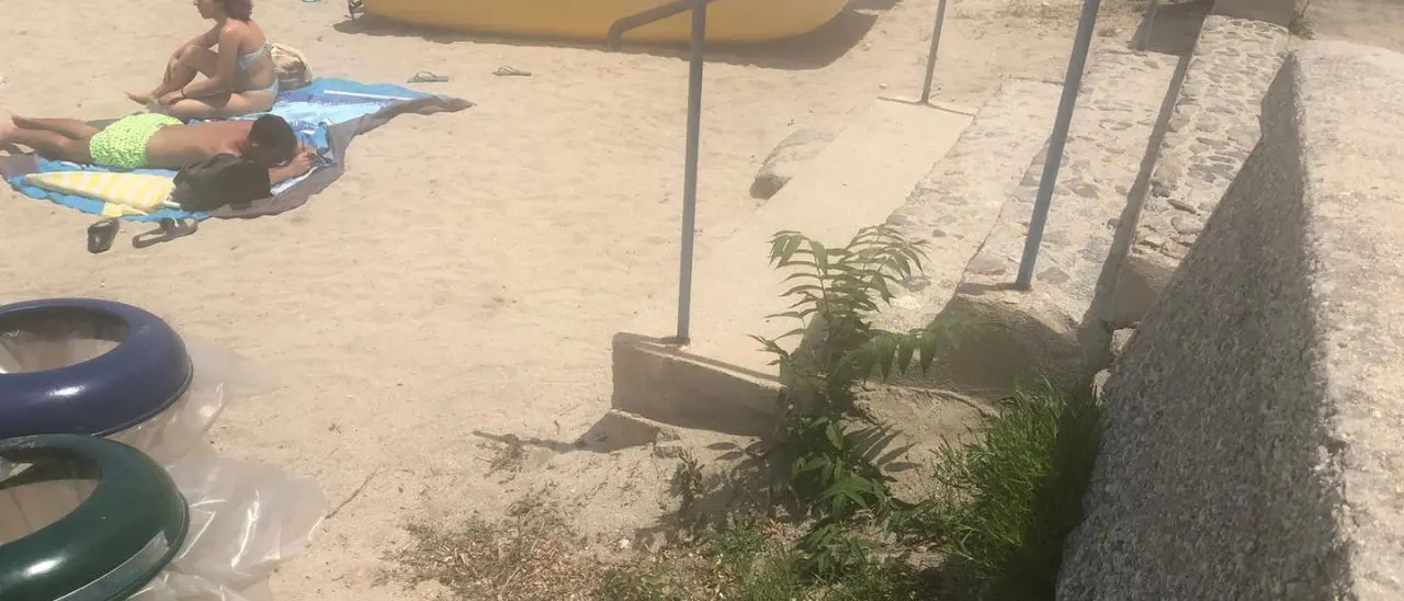 Tropea, le mareggiate “mangiano” la sabbia e accedere alla spiaggia libera delle Roccette è sempre più difficile